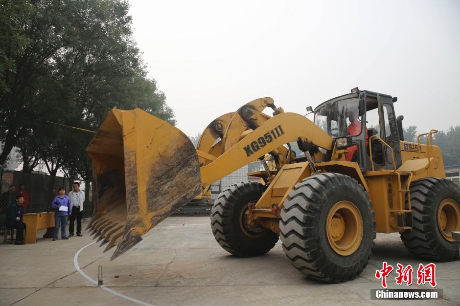 压路机正在紧张的工作中亲子玩具动画视频(图1)