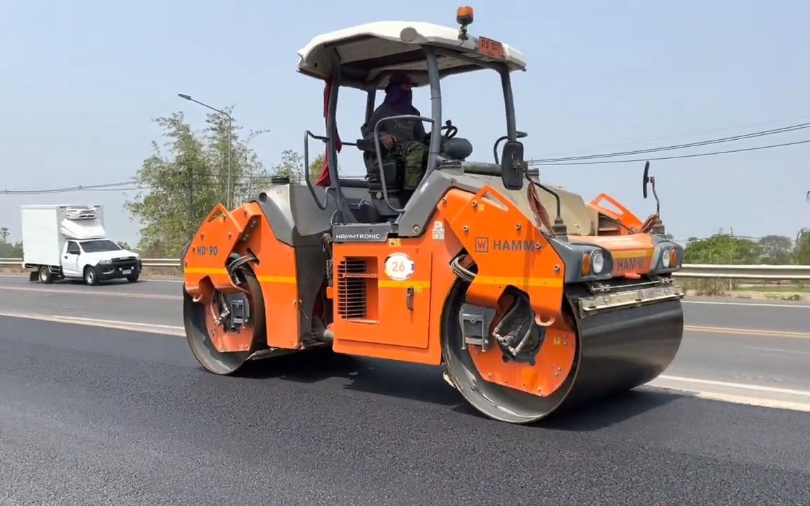 山西沁县漳源段路面沥青摊铺施工正式启动(图1)
