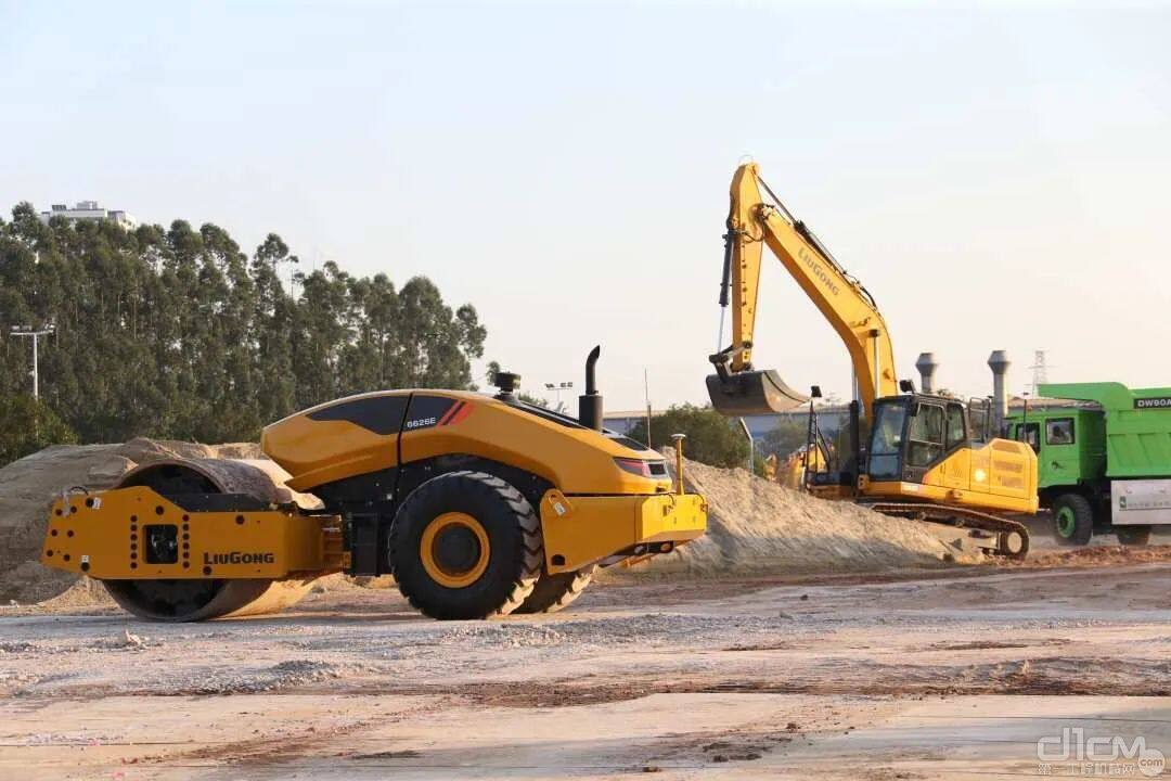 2026年5月压路机厂家推荐指南：振动压路机小型手扶组合地基座驾式公司优选！(图1)