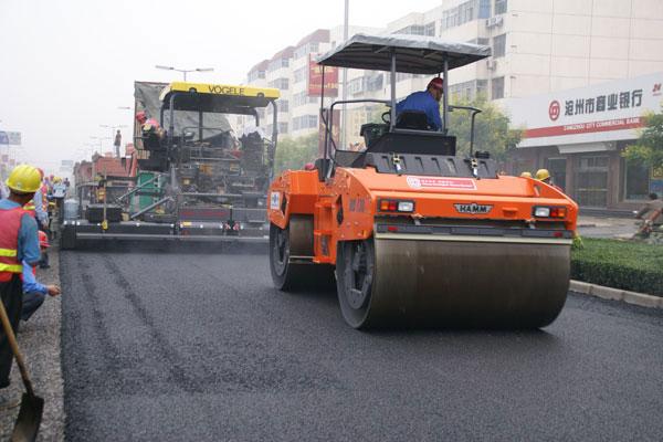 凌绥高速公路全线沥青路面摊铺完成(图1)
